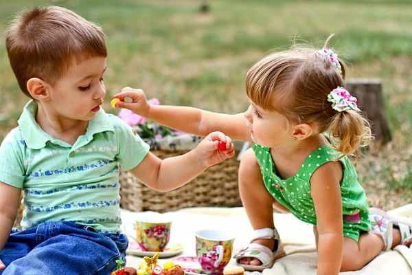 Мальчик и девочка едят конфеты