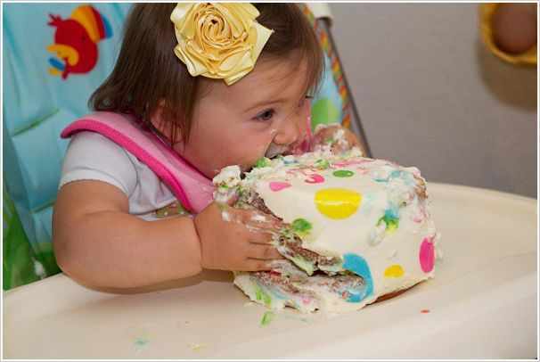Девочка ест сладкий торт
